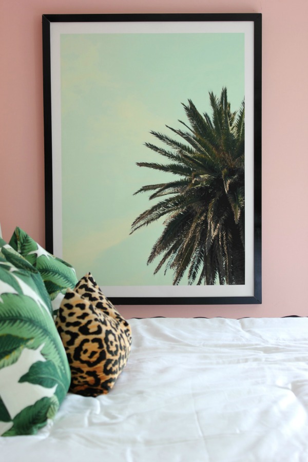 Framing art and pictures can be so expensive, but it doesn't have to be! There are so many easy ways to make DIY frames. These are the best and easiest tutorials for DIY frames you can find.